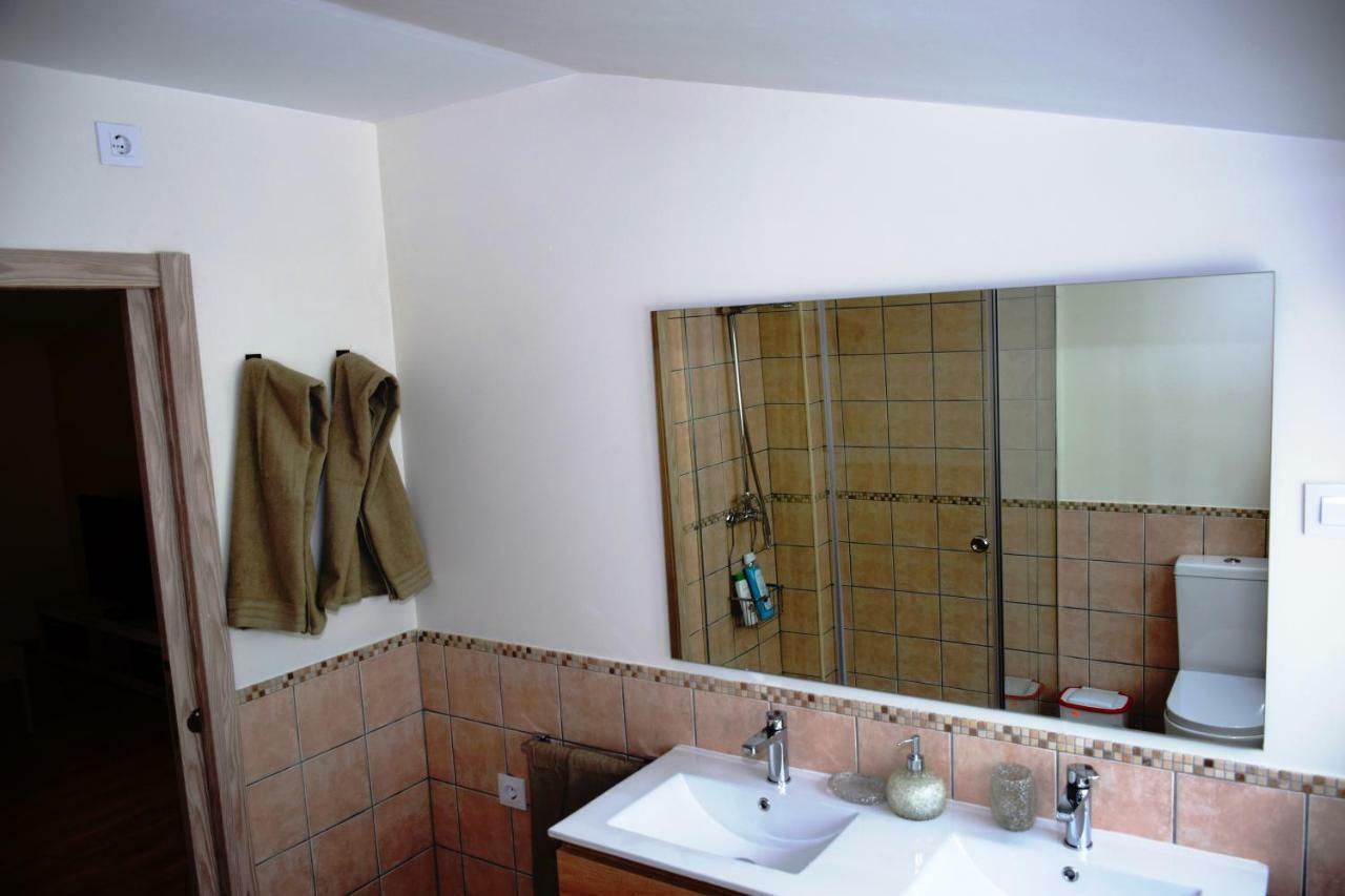 O Mencer Do Camino Apartment Cee Bagian luar foto