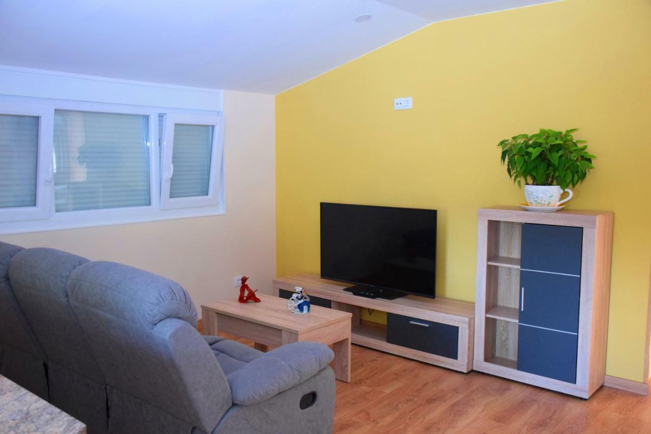 O Mencer Do Camino Apartment Cee Bagian luar foto