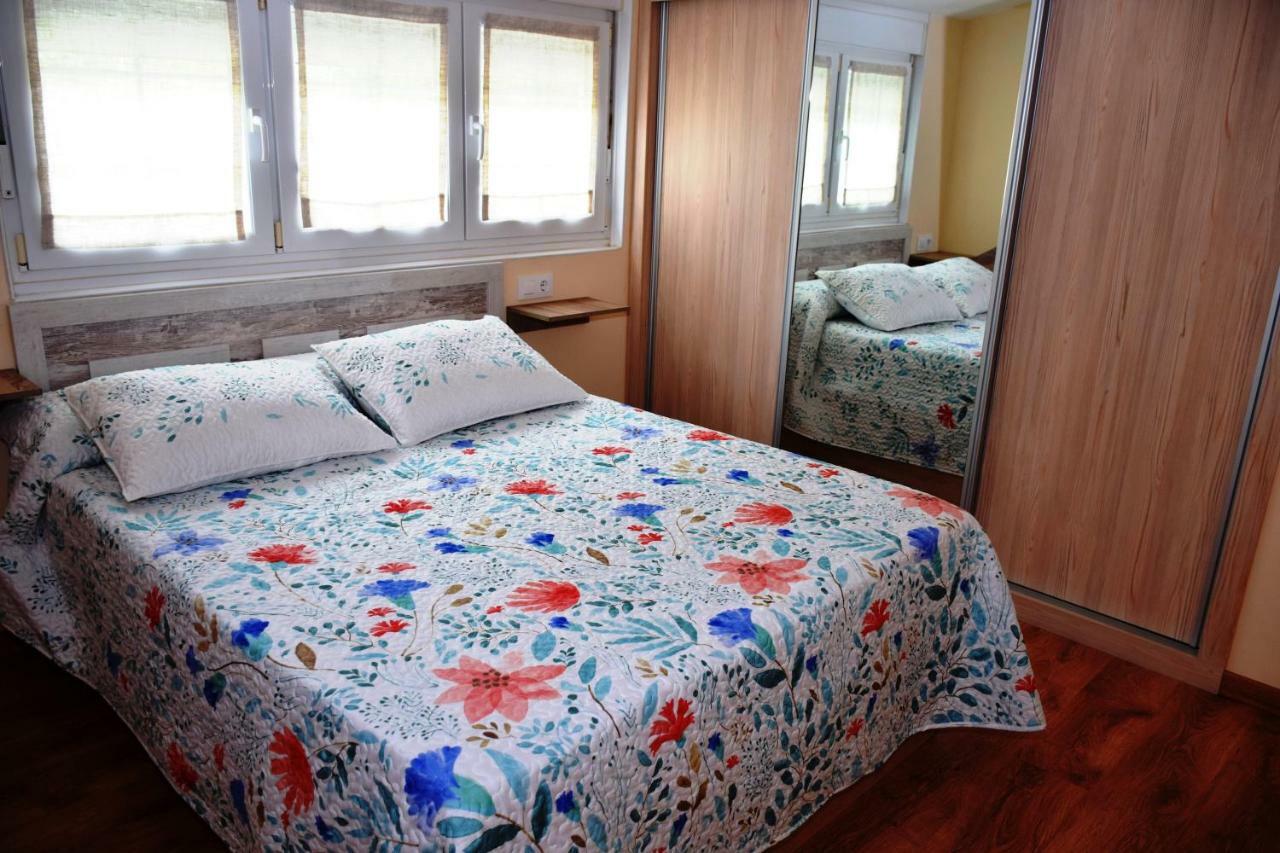 O Mencer Do Camino Apartment Cee Bagian luar foto